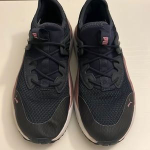 Girls’ Puma Sneakers size 3-Run narrow